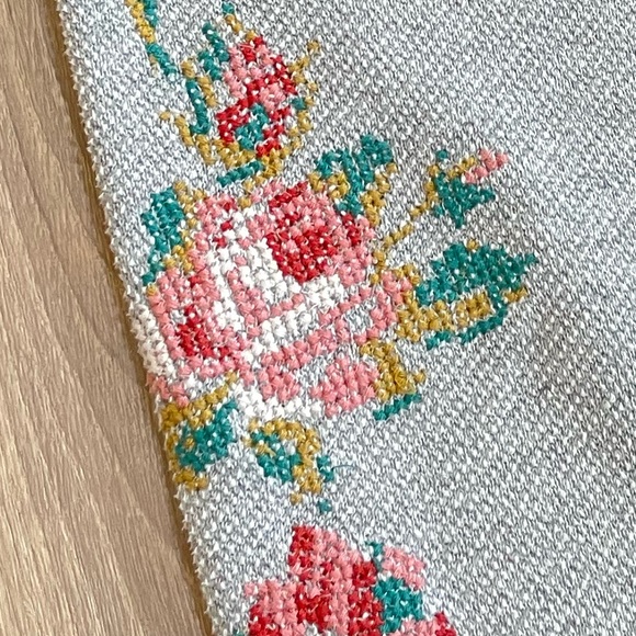 Sundance - Grey Embroidered Floral relaxed fit high rise waffle joggers. Size L - Picture 3 of 8